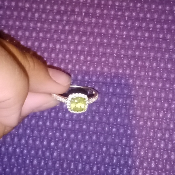 I am selling a peridot birth stone ring, Real 10k gold - Picture 2 of 4